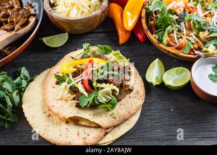 produzione di tipico cibo di strada latino, taco messicano Foto Stock