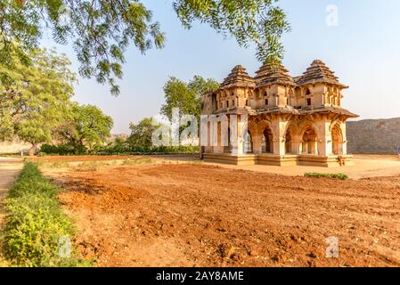 Incorniciata vista sul Lotus Mahal nella città antica di Hampi, presa alla fine del pomeriggio senza persone, India Foto Stock