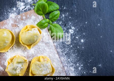 Cucina casalinga, ravioli di pasta italiana appena fatta Foto Stock