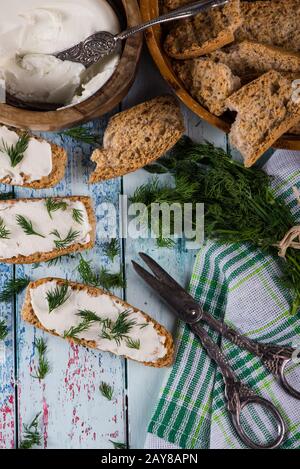 Primavera di aneto appena tagliato con formaggio morbido Foto Stock