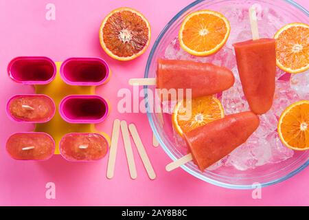 Sanguigno arancione popsicles fatto in casa Foto Stock