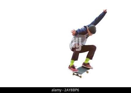 Un teenager skateboarder salta un ollie su uno sfondo bianco isolato. Il concetto di sport di strada e cultura urbana Foto Stock