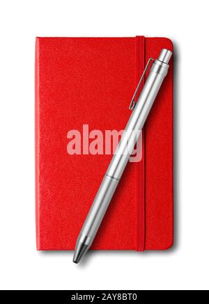 Rosso notebook chiuso ed isolato della penna su bianco Foto Stock