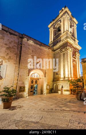 Illuminato la chiesa di San Lorenzo in Birgu,Malta Foto Stock