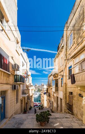 Strada stretta e affascinante a Senglea, Malta Foto Stock