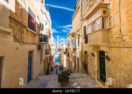 Strada stretta e affascinante a Senglea, Malta Foto Stock