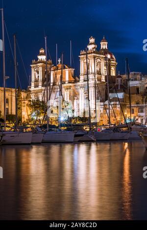 Chiesa di San Lorenzo di notte, Birgu, Malta Foto Stock