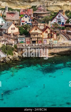 Case colorate a Anchor Bay, Popeye Village, Malta Foto Stock