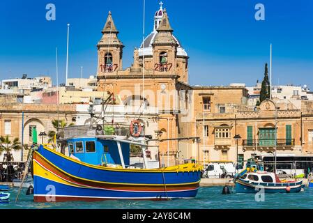 Barche a base di corone nel porto di Marsaxlokk a Malta Foto Stock
