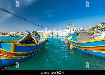 Bellissime barche colorate da pesca nel porto di Marsaxlokk, Malta Foto Stock