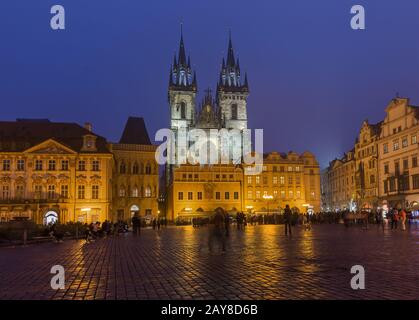 Praga, Repubblica Ceca - 18 ottobre 2017: Persone che camminano sulla piazza della Città Vecchia (Staromestske Namesti) Foto Stock