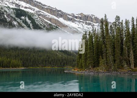 In una nebbia e acque turchesi del Lago Maligne, Alberta, Canada Foto Stock