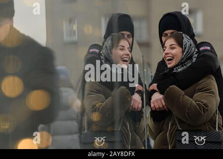 Mosca, Russia. 14th Feb, 2020. Un uomo abbracci una donna durante il giorno di San Valentino a Mosca, Russia, il 14 febbraio 2020. Credito: Xinhua/Alamy Live News Foto Stock