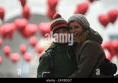 Mosca, Russia. 14th Feb, 2020. Una coppia posa per una foto durante San Valentino a Mosca, Russia, il 14 febbraio 2020. Credito: Xinhua/Alamy Live News Foto Stock