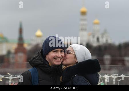 Mosca, Russia. 14th Feb, 2020. Una donna bacia un uomo durante San Valentino a Mosca, Russia, il 14 febbraio 2020. Credito: Xinhua/Alamy Live News Foto Stock