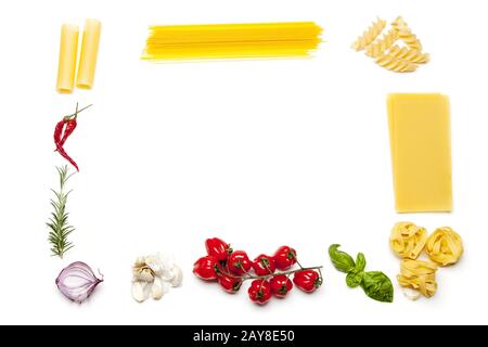 Struttura di pasta e ingredienti su bianco Foto Stock