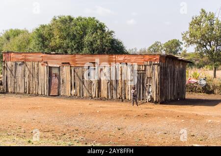 Fienile in legno e lamiera lungo Nairobi Road fino ad Ambosseli Park Foto Stock