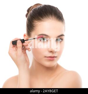 Occhio compongono applicare. Applicazione di mascara closeup, lunghe ciglia. trucco pennello. Isolato. Foto Stock