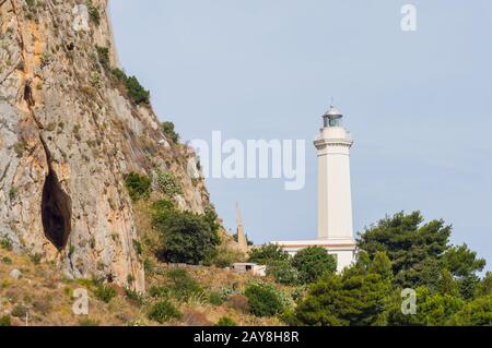 Faro lungo una collina nel porto di cefalu a nord della Sicilia Foto Stock