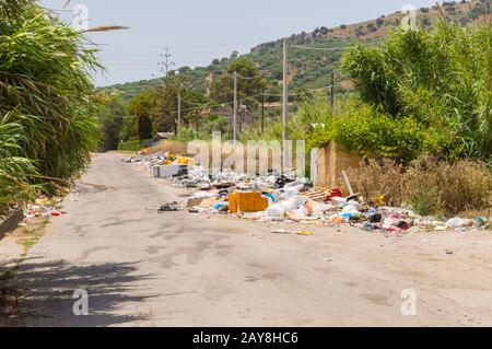 spazzatura lungo una strada secondaria in un villaggio Foto Stock