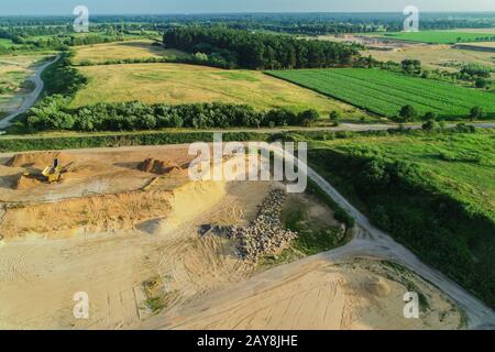 Vista aerea estrazione di ghiaia dall'aria in una fossa di ghiaia Foto Stock