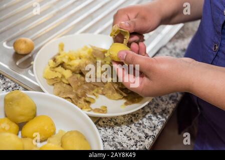 Cuocete le bucce di patate appena cotte - primo piano Foto Stock