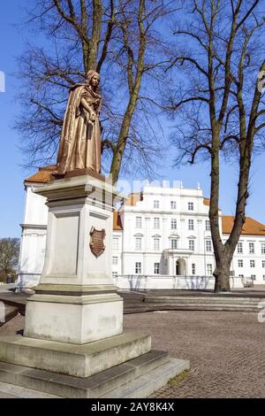 Statua di Luise Henriette di Nassau davanti a Oranienburg Palace, Brandeburgo, Germania Foto Stock