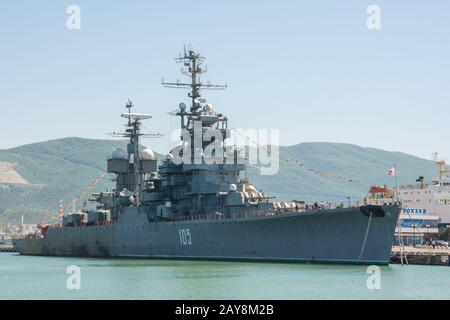 Novorossiysk, Russia - 3 maggio 2018: Cruiser Mikhail Kutuzòv nel porto di Novorossiysk Foto Stock