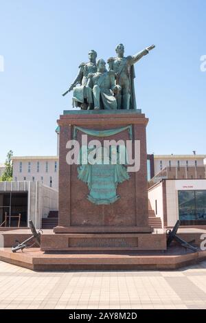 Novorossiysk, Russia - 3 maggio 2018: Monumento ai padri fondatori di Novorossiysk Raevsky, Lazarev, Serebryakov da riconoscente Foto Stock