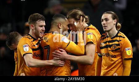 Tom Eaves di Hull City (centro a destra) celebra il punteggio del suo quarto gol laterale del gioco con il compagno di squadra Josh Magennis durante la partita Sky Bet Championship al KCOM Stadium, Hull. Foto Stock