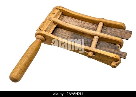 Il vecchio in legno fatti a mano / a cricchetto russare isolato su bianco Foto Stock