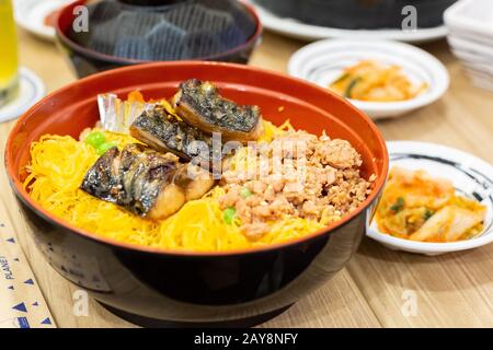 Casella di grigliate di pesce Saba, frittata, insalata, aglio riso fritto e kimchi - semplice pasto con cibi sani Foto Stock