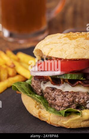 Hamburger con patatine fritte sull'ardesia Foto Stock