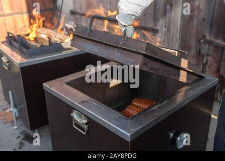 Barbecue in una forma speciale - carne grigliata teneramente in una griglia a scatola Foto Stock