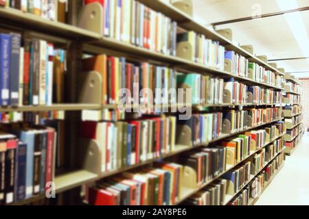 Libri sui ripiani della libreria Foto Stock