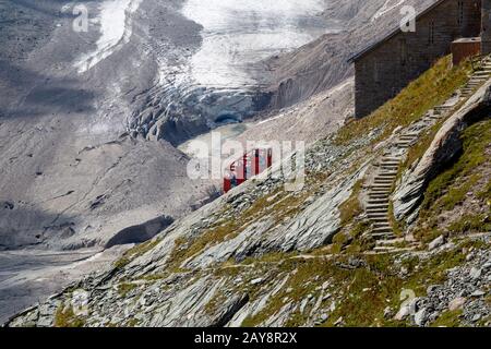 Trasporto storico dei turisti al ghiacciaio sotto il Grossglockner Mountain Foto Stock