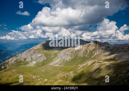 Valle alpina in una bella giornata estiva Foto Stock