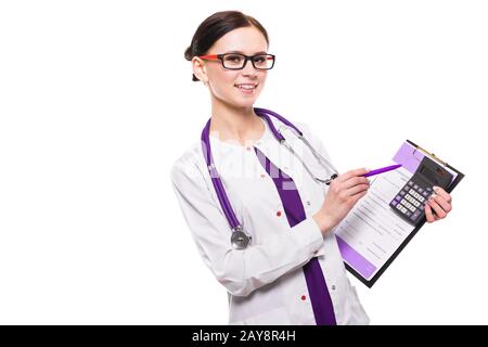 Giovani belle donne medico tenendo appunti e calcolatrice nelle sue mani su sfondo bianco Foto Stock