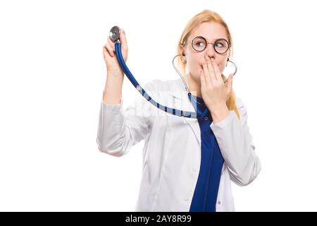 Donna medico in camice bianco con uno stetoscopio Foto Stock