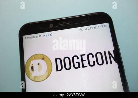 Il logo Dogecoin (DOGE) per la criptovaluta è visualizzato sullo smartphone Foto Stock