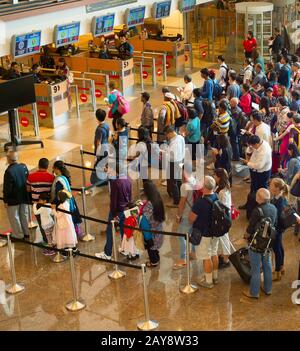 People Queue aeroporto immigrazione Singapore Foto Stock