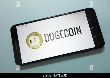 Il logo Dogecoin (DOGE) per la criptovaluta è visualizzato sullo smartphone Foto Stock