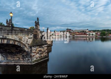 Vista mattutina del Ponte Carlo Foto Stock