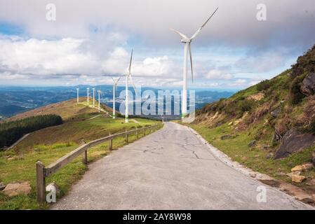 Fonti di energia rinnovabili. Le turbine eoliche, parco eolica nel paesaggio panoramico del paese basco, Spagna. Foto Stock