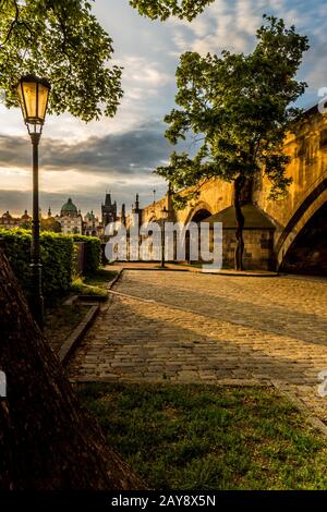 Charles Bridge illuminato al sole la mattina, Praga Foto Stock