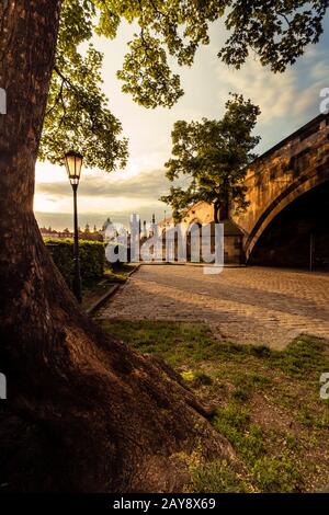 Charles Bridge illuminato al sole la mattina, Praga Foto Stock