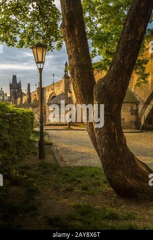 Charles Bridge illuminato al sole la mattina, Praga Foto Stock