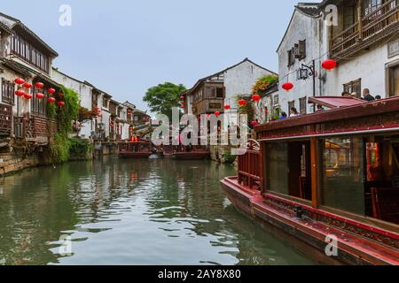 Suzhou, Cina - 21 maggio 2018: Crociera in barca sulla città dei canali di Suzhou Foto Stock