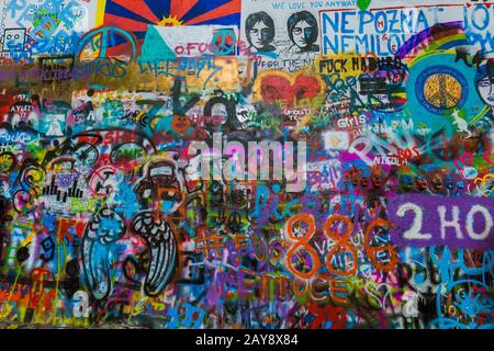 Graffiti sulla parete di John Lennon a Praga - Repubblica Ceca Foto Stock