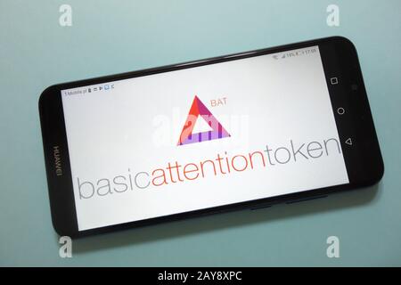 Il logo BAT (Basic Attention Token) per la criptovaluta viene visualizzato sullo smartphone Foto Stock